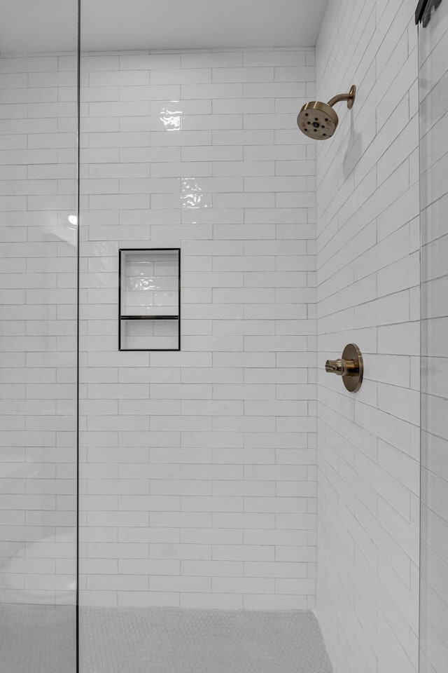 bathroom featuring a tile shower