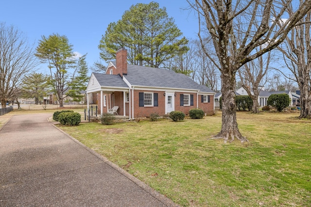 view of front of house featuring a front lawn