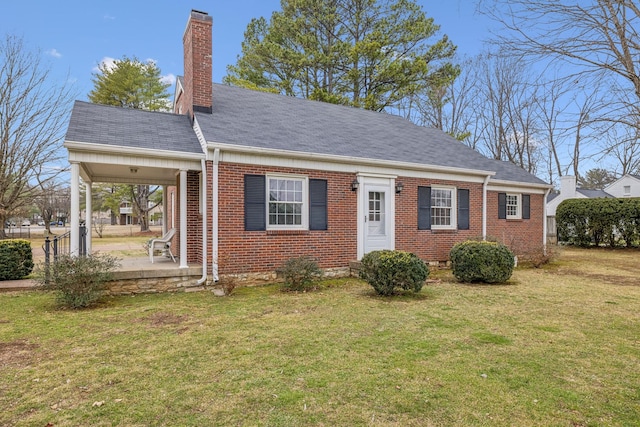 view of front of house featuring a front yard and a patio area