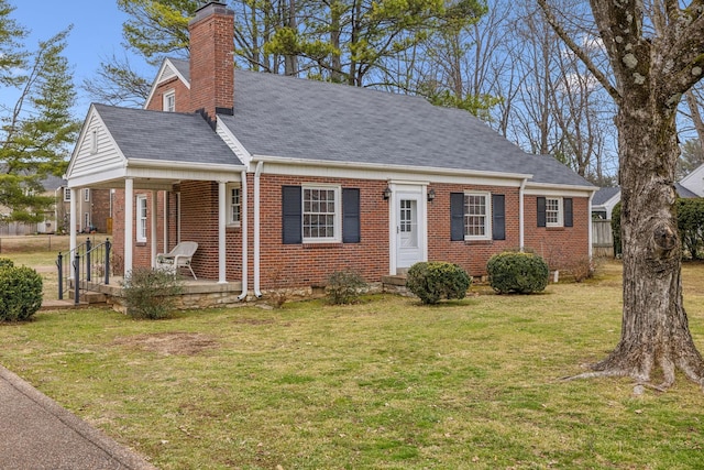 view of front of property featuring a front lawn