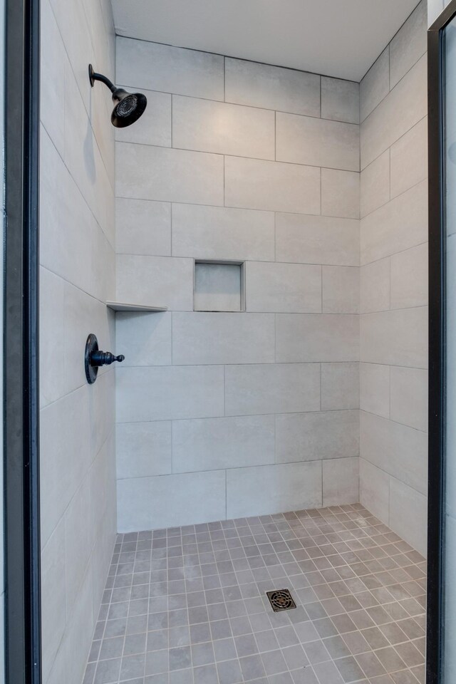 bathroom featuring a tile shower