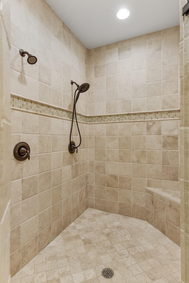 bathroom featuring a tile shower