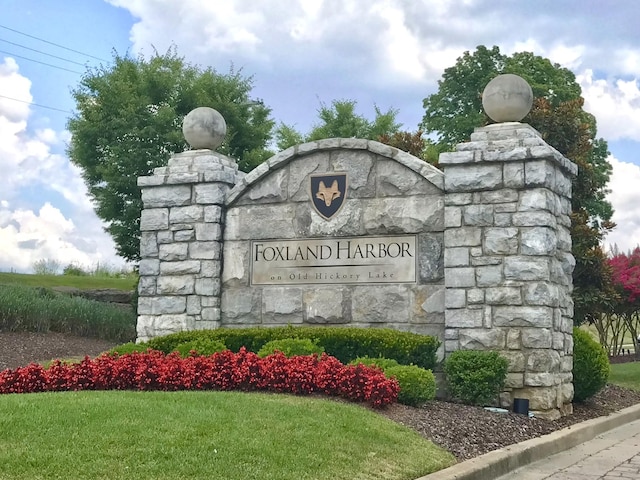 community sign featuring a lawn