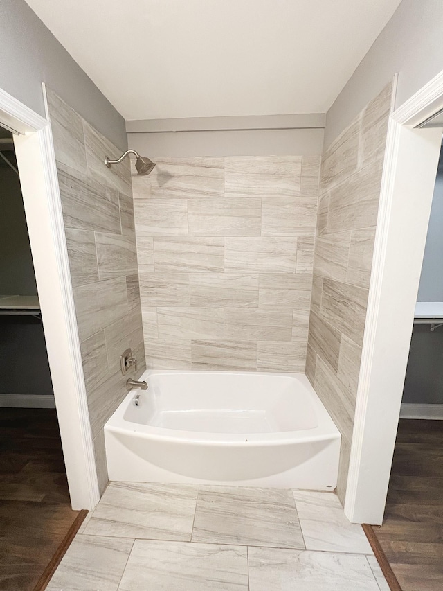 bathroom featuring tiled shower / bath combo