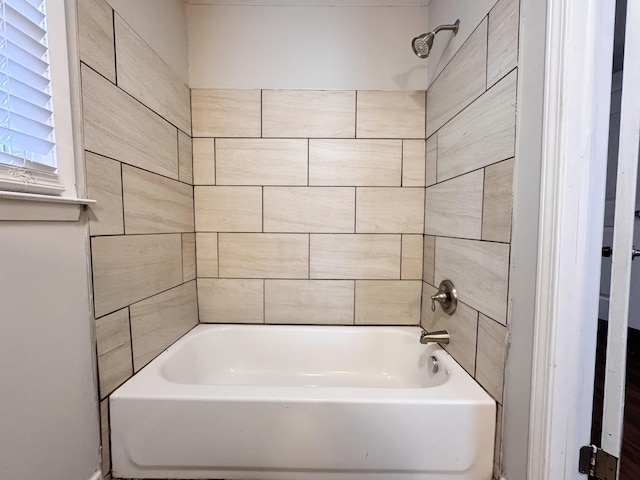 bathroom featuring tiled shower / bath combo