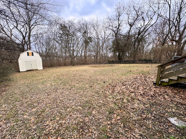 view of yard featuring a storage shed