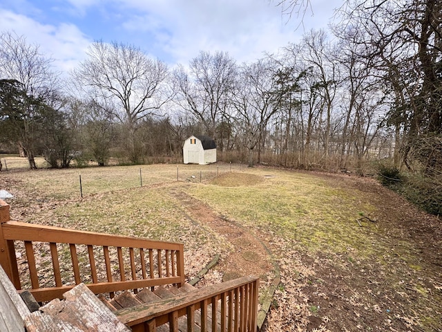 view of yard featuring a shed