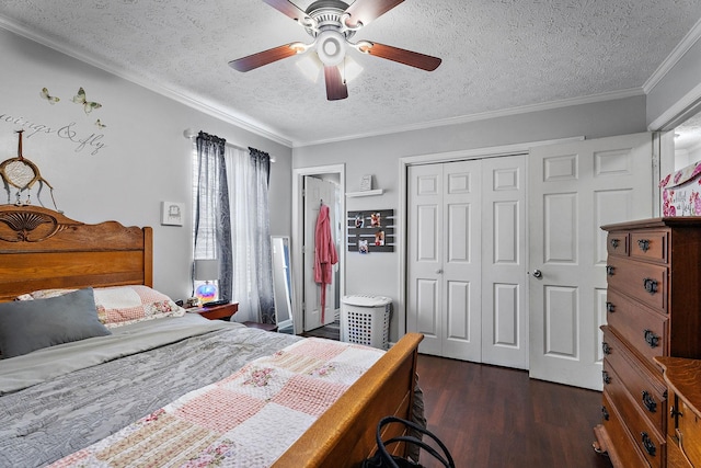 bedroom with a textured ceiling, ornamental molding, dark hardwood / wood-style flooring, a closet, and ceiling fan