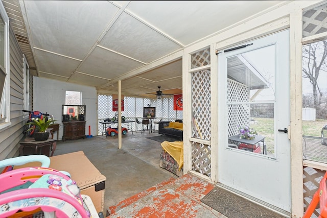 sunroom with ceiling fan