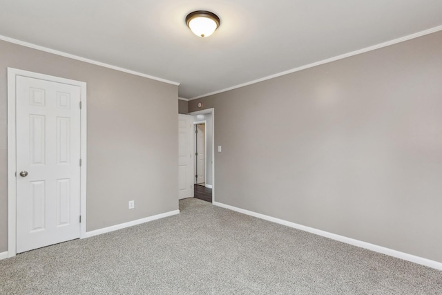 empty room featuring ornamental molding and carpet flooring