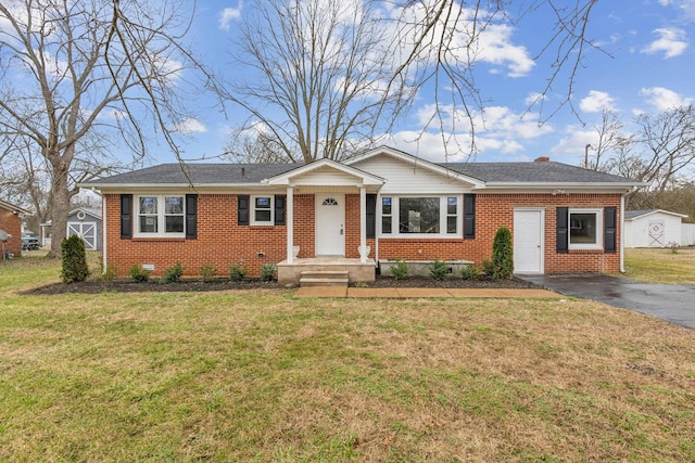 single story home featuring a front lawn