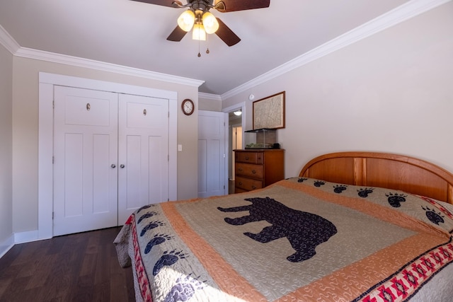 bedroom with ceiling fan, ornamental molding, dark hardwood / wood-style floors, and a closet