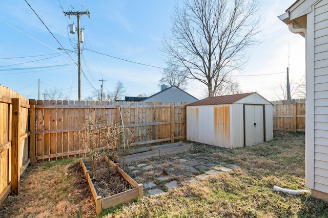 view of yard with a storage shed