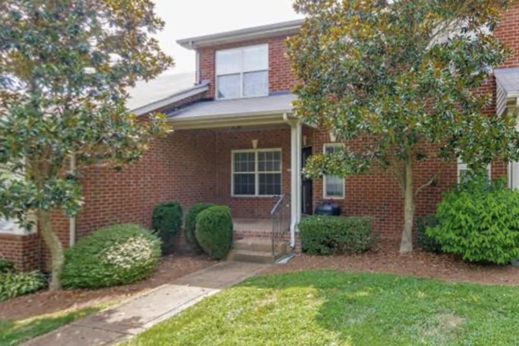 view of front of home with a front lawn