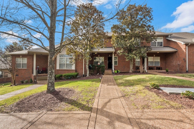 view of front facade featuring a front yard