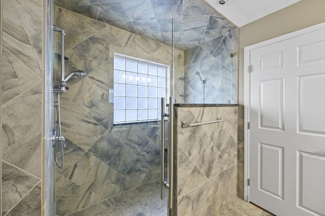 bathroom featuring a tile shower