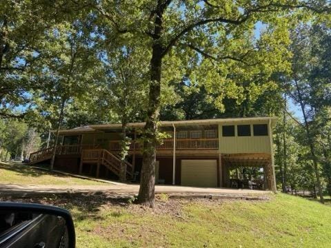 view of front of property featuring a garage and a front yard