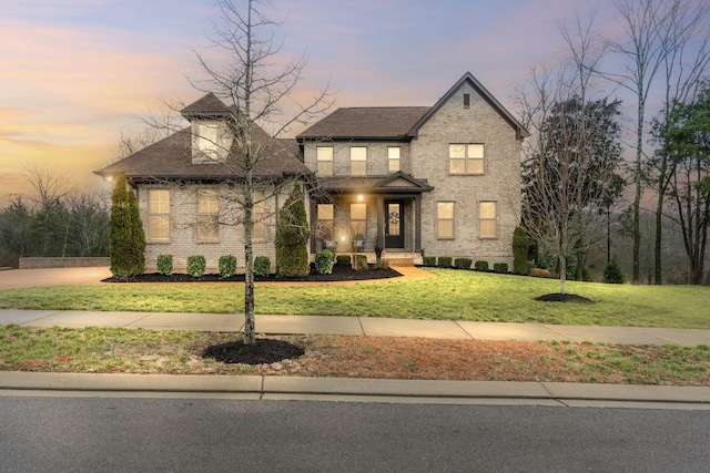 view of front facade featuring a yard