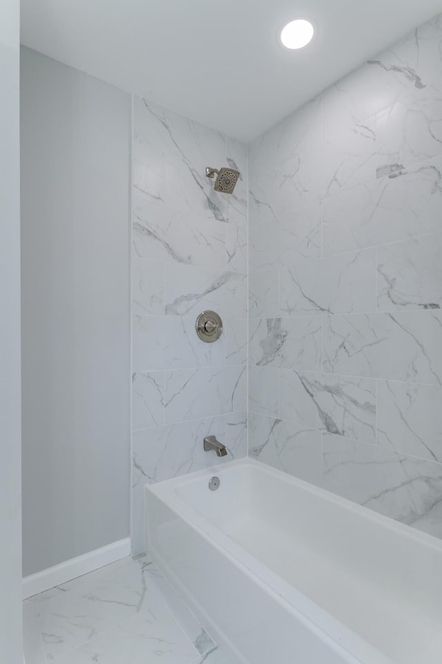 bathroom featuring tiled shower / bath combo