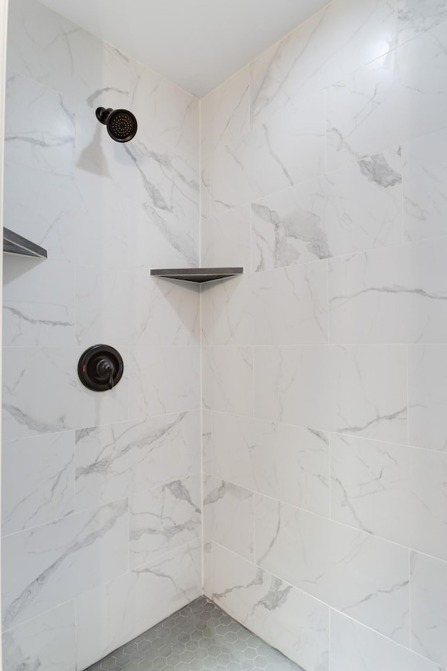 details featuring tiled shower