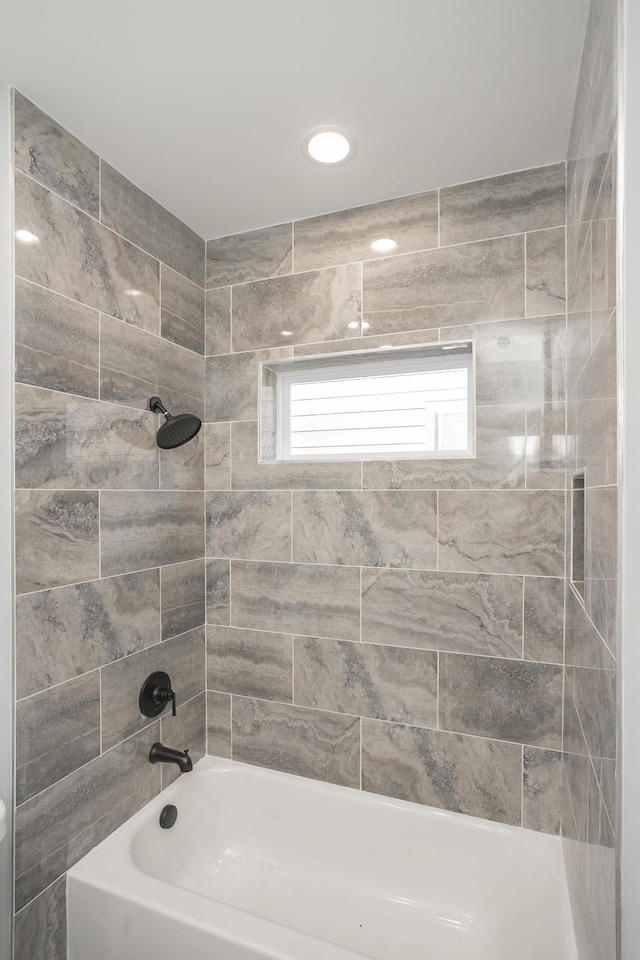 bathroom featuring tiled shower / bath combo