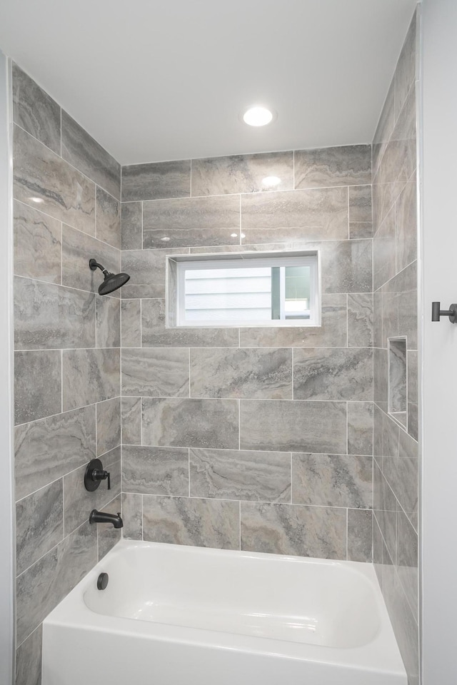 bathroom featuring tiled shower / bath combo