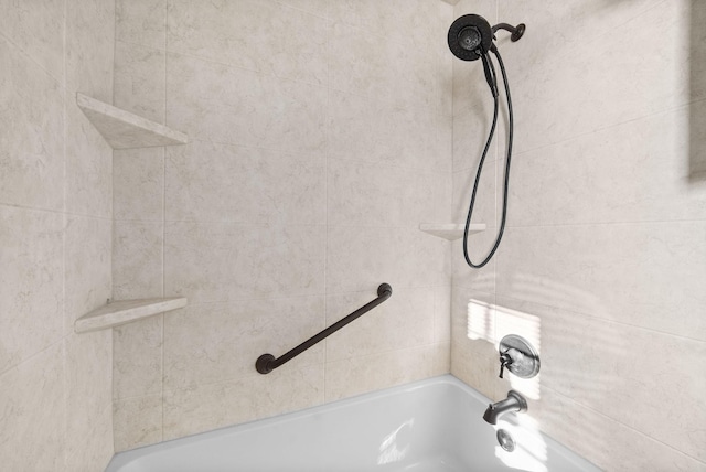 bathroom with tiled shower / bath combo