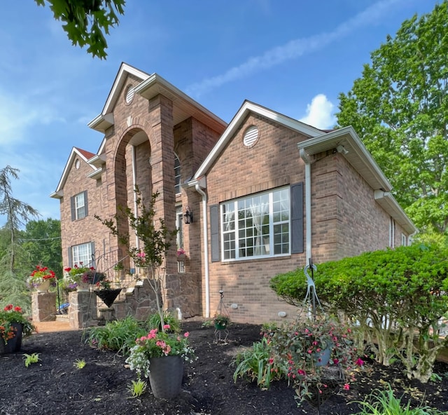 view of front facade featuring brick siding