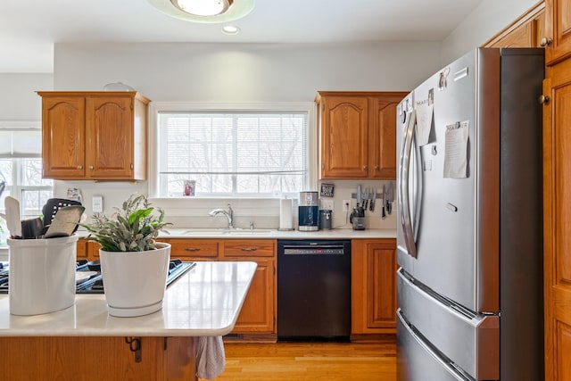 kitchen with sink, stainless steel fridge, plenty of natural light, and dishwasher