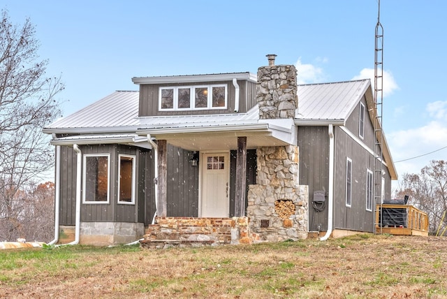 view of front of property featuring a front yard