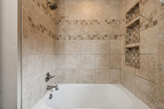 bathroom featuring tiled shower / bath combo