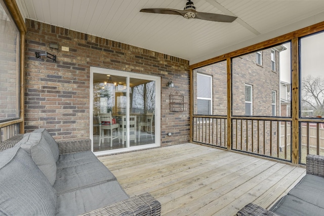 sunroom with ceiling fan