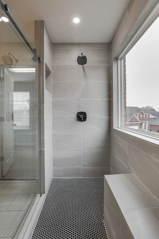 bathroom featuring a healthy amount of sunlight and tiled shower