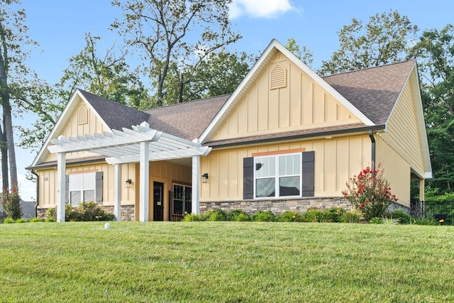 craftsman inspired home featuring a pergola and a front lawn