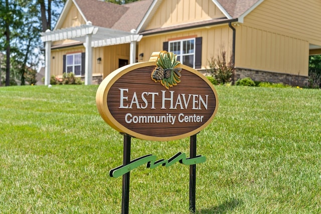 community sign featuring a yard