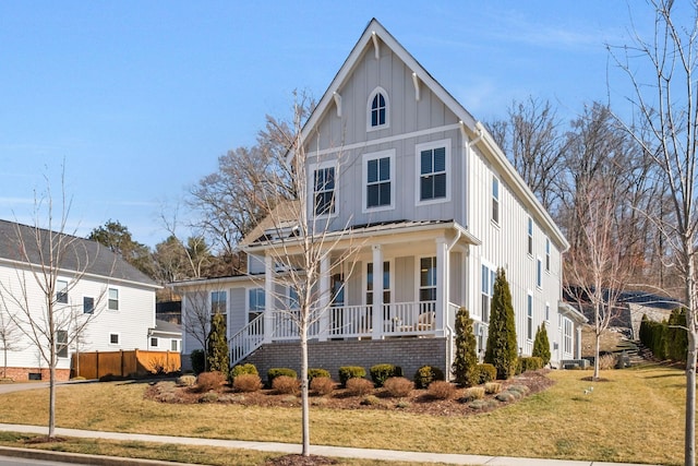 view of front of home featuring covered porch and a front lawn