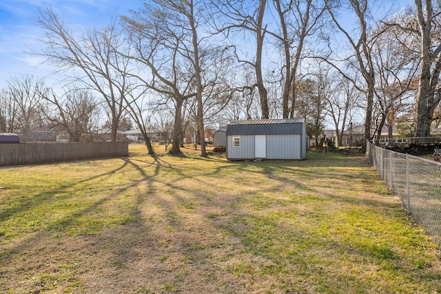 view of yard featuring a shed