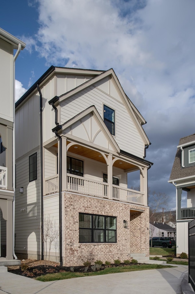 view of front of property featuring a balcony