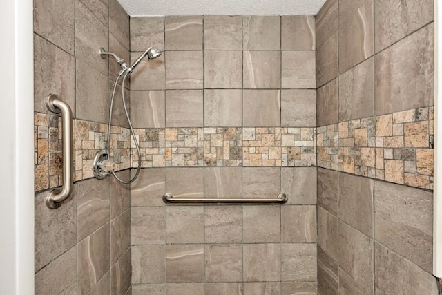 room details featuring tiled shower