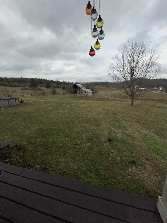 view of yard featuring a rural view