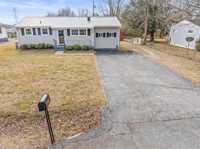 view of front of home featuring a garage and a front yard