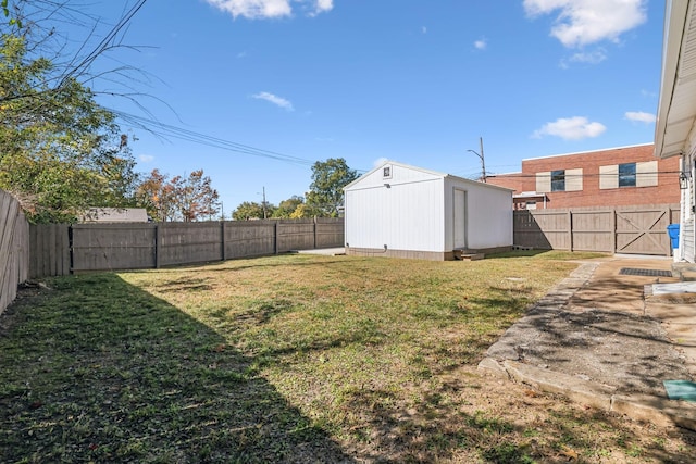 view of yard featuring a storage unit