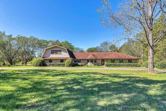 view of front of house with a front lawn