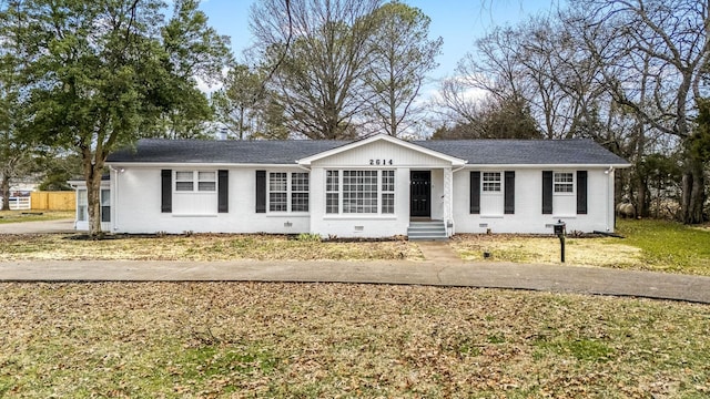 ranch-style home featuring a front lawn