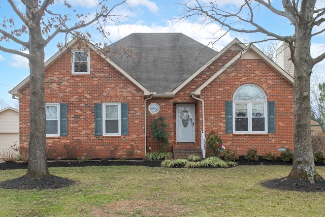 view of front of property featuring a front lawn