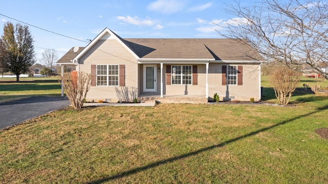 ranch-style home featuring a front lawn