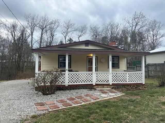 view of front of property with a front lawn and covered porch