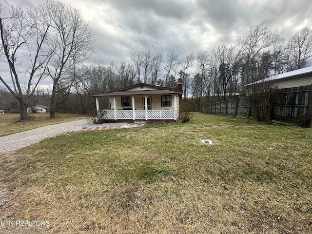 view of front of property featuring a porch and a front yard