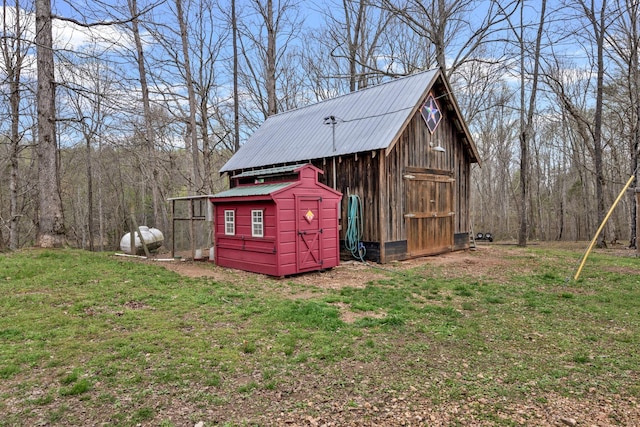 view of outdoor structure featuring a yard