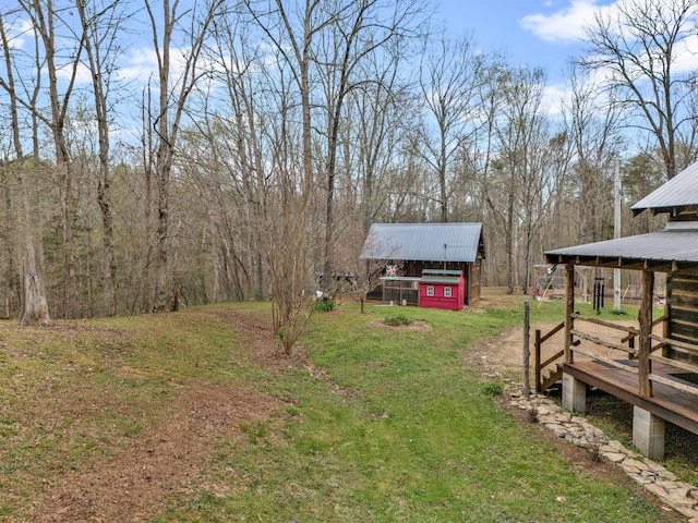 view of yard featuring an outdoor structure